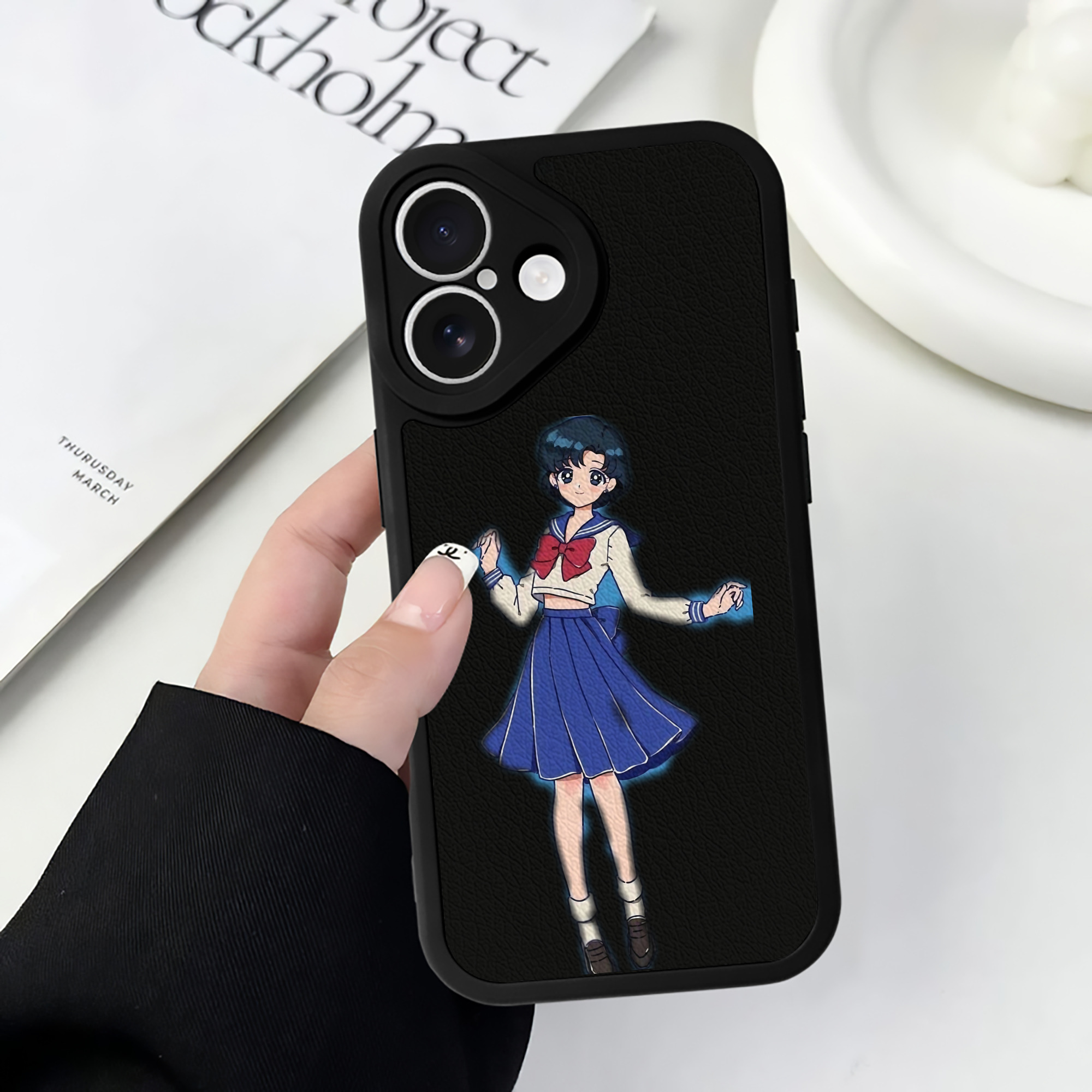 （画像用） 美少女戦士セーラームーン 水野 亜美 みずの あみ Sailor Moon Mizuno Ami 【iPhone 16シリーズ対応】シリコンスマホケース（レザー調） 材質：シリコン